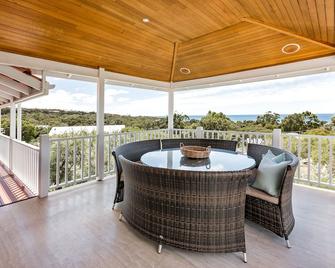 Ellavista LUXE beachside home with ocean views and WIFI - Eagle Bay - Balcón