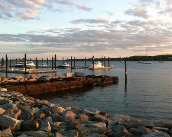 Stunning Studio with Harbor Views - Downtown Historic District - Bristol - Beach