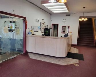 Nights Inn - 100 Mile House - Front desk