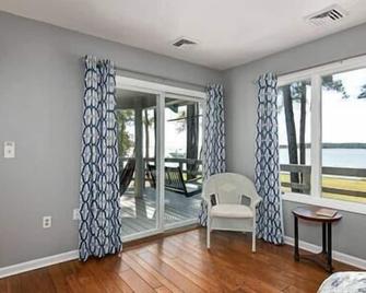 Sunset Breezes - quiet waterfront retreat - Cambridge - Living room