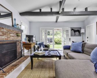 Alpine Ranch Farmhouse ~ Wine Country - Santa Rosa - Salon