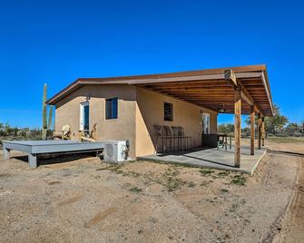 Secluded Marana Home with Viewing Decks and Privacy! - Marana - Building