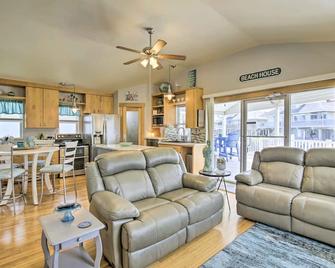 Waterfront Port Isabel Getaway Bring Your Pet! - Port Isabel - Living room