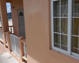 A private, classy 3- bedroom, apartment, A/C, free parking, Netflix, and Wifi, - Kingstown - Balcony