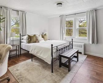 Large Private Studio Apartment - Lockport - Bedroom