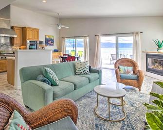 Spacious Lakeport Home w/ Dock & Mtn Views! - Lakeport - Living room