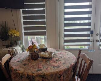 Bright Room full of love and warmth - Bowmanville - Dining room