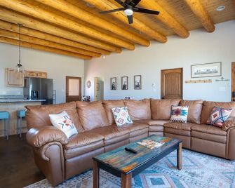 Adobe Style Home with Mountain Views, Pet Friendly! - Ranchos de Taos - Sala de estar