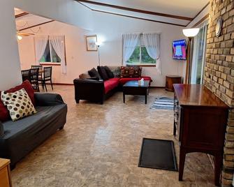 Lake Buffalo home, large lot, pet friendly - Montello - Living room