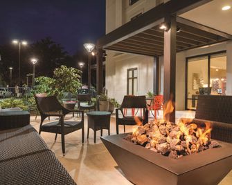 Home2 Suites by Hilton Parc Lafayette - לאפאייט - פטיו