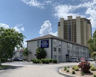 Intown Suites Extended Stay Fort Myers Fl - Fort Myers - Building