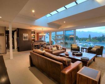 Shotover Penthouse & Spa by Staysouth - Queenstown - Sala de estar