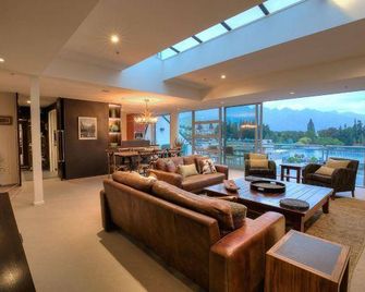 Shotover Penthouse & Spa by Staysouth - كوينستون - غرفة معيشة