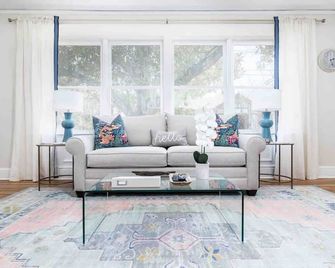 The Speakeasy Cottage, renovated midtown, quiet - Macon - Living room