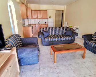 Angela's Apartment with beautiful balcony view - Agios Konstantinos - Pokój dzienny