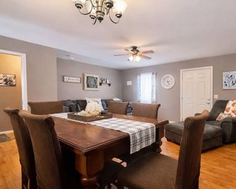 Copper Ridge RetreatPrivate 2 Bedroom 2Bath Pet Friendly,fenced back yard - Stillwater - Dining room