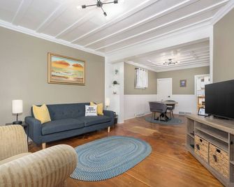 Charming 1 Bedroom in the heart of Goosetown - Anaconda - Living room