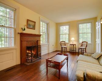 Historic Home in Taylors Falls with Patio and Fire Pit - Taylors Falls - Living room