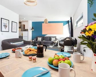 Comfortable City Apartment Free Parking Bridge Square Apartments - Lancaster - Dining room