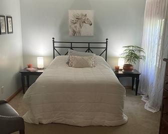 Beautiful lower level of house in nature with wildlife all around. - Union - Bedroom