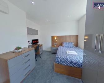 Victoria House - Deluxe Studios In Coventry City Centre, Free Parking, By Covstays - Coventry - Bedroom
