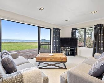 Korimako - Waitetoko Holiday Home - Turangi - Living room