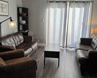 The Gryphon - Elliot Lake - 6-8 people - Elliot Lake - Living room