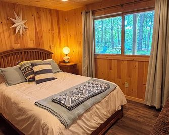Beautiful 3 bed/2bath updated cabin w sandy swimmable frontage & great fishing. - Eagle River - Bedroom