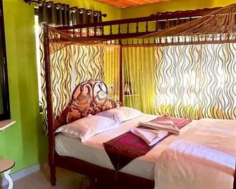 Pugmarks Jungle Lodge - Thirunelly - Bedroom