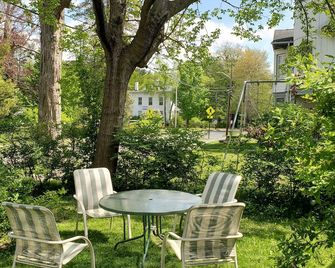 Historic downtown apartment. Unscented products and sustainability practices. - Northampton - Patio