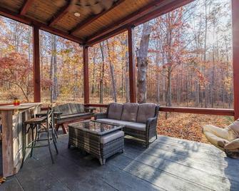 Wolf & Bears! A-Frame w/ Sauna @ Little River Canyon - Fort Payne - Lounge