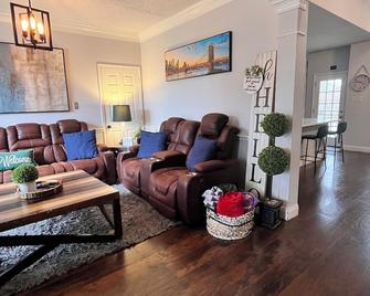 Beautiful Home W/Heated Pool- Sleeps 16, Pets & Small Events Allowed W/Approval - Mansfield - Вітальня