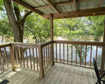 Relaxing waterfront studio on the Watuaga river! - Elizabethton - Balcón