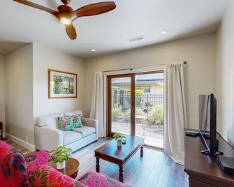 Newer-built studio with WiFi, TV, & walk-in shower - Triathlon Retreat - Waikoloa Village - Living room