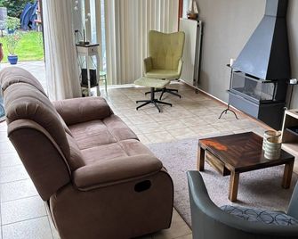 Sunny vacation home near Grevelingenmeer+enclosed garden / terrace and gazebo - Brouwershaven - Living room