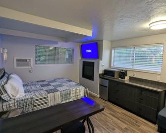 Majestic Rockies Motel - Sandy - Schlafzimmer