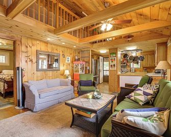 Dock And Fire Pit Secluded Cottage in De - Denmark - Living room