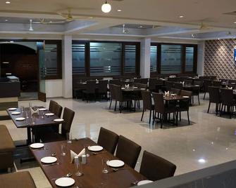 Hotel Royal Palace - Karād - Restaurante