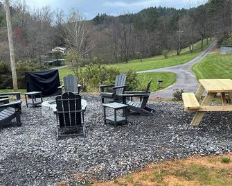 Great vacation home for your next adventure. Located in Andrew’s North Carolina. - Andrews - Patio