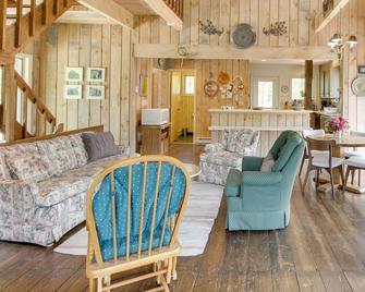 Serene Salisbury Rental Home on 26 Acres with Deck! - 薩利，康涅狄格 - 客廳