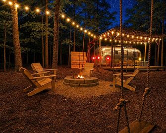 Lakefront Airstream - Farm Animals - Fish, Swim, Boat, Hike/Bike 5+Miles Trails - Louisa - Patio