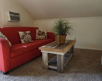 Redbud Cabin at Tall Timbers Retreat. Sleeps 17 - Nacogdoches - Living room
