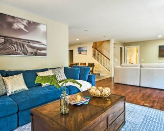 Spacious Mears House -Steps From Lake Michigan! - Mears - Living room