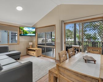 إنجينيا هوليدايز لايك ماكوايري - ويونغ - غرفة معيشة