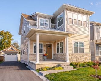 Sunny Daze Beach House - Crystal Beach - Building