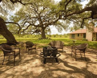 Three Oaks Property - Utopia - Patio