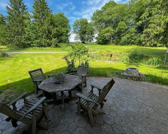 Charming 2-bedroom farmhouse in peaceful Oneonta; 11 min. from All Star Village - Oneonta - Binnenhof