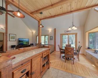 Quiet get away on a private creek. Hot tub, infrared sauna and massage table. - Quincy - Comedor