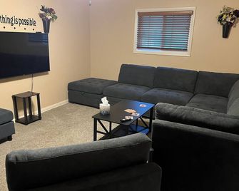 3 BR-2Q 2T Beds, 1 bath home walk to State Fair, close to Brewers, & Zoo. - West Allis - Sala de estar