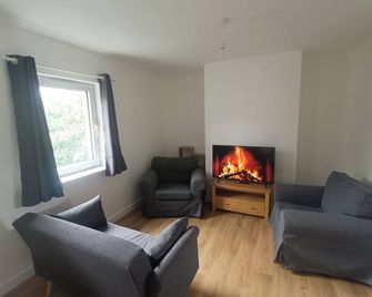 2 bedroom house, minutes from the Isle of Skye. - Kyle - Living room
